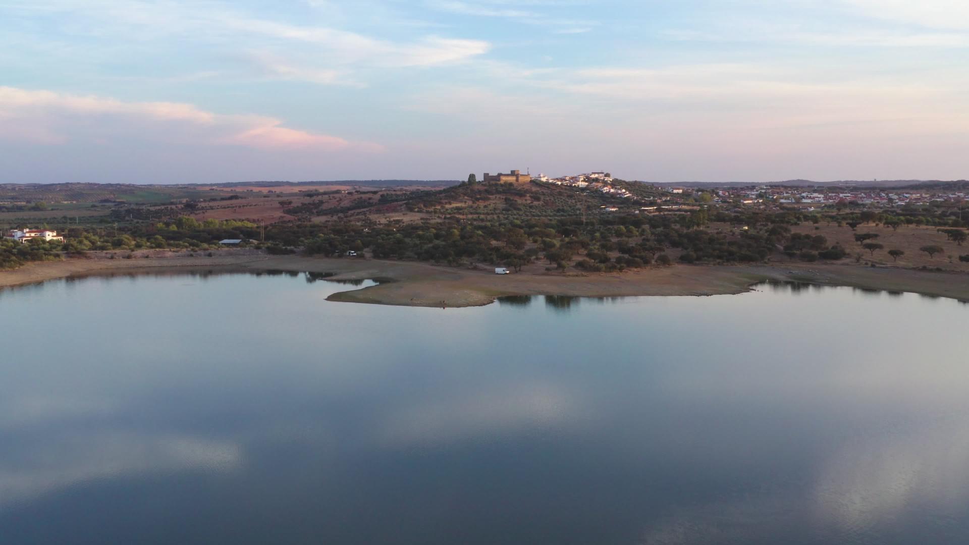 观察大坝湖水库的景观视频的预览图
