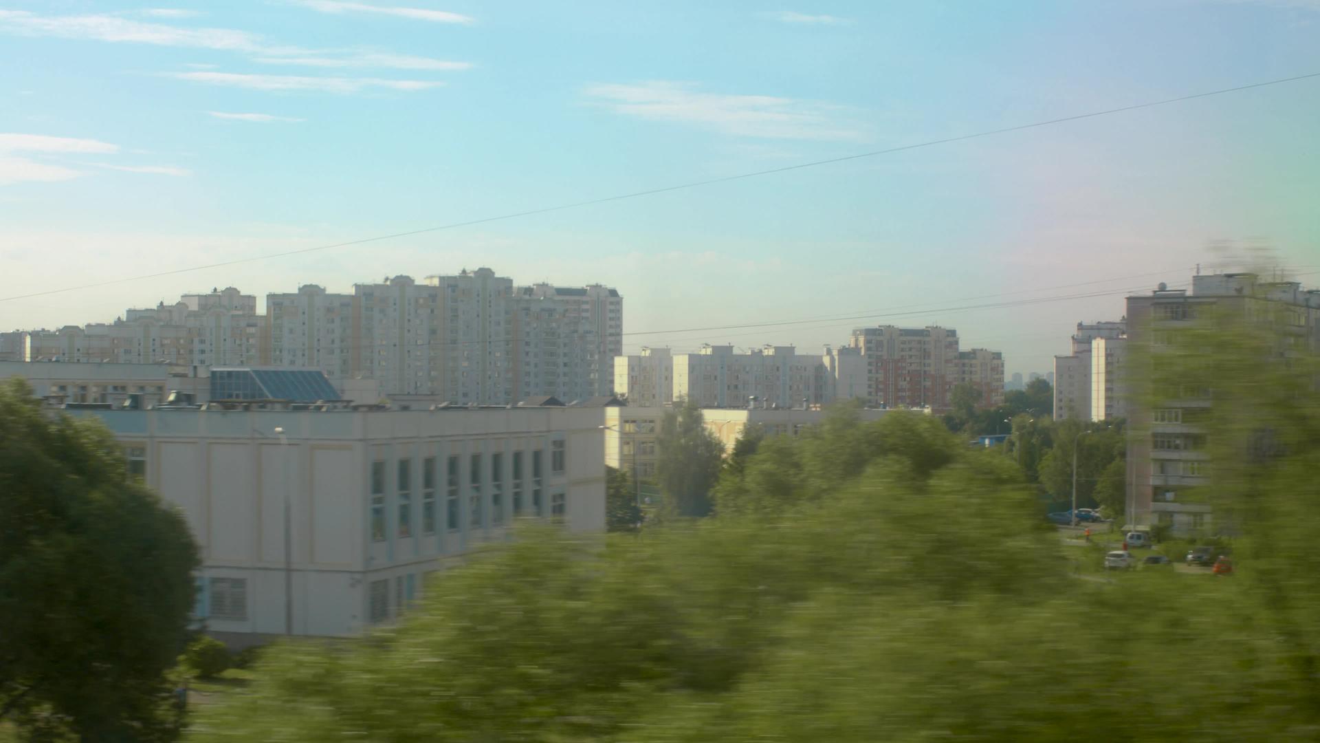 城市从移动地铁列车窗口出发视频的预览图