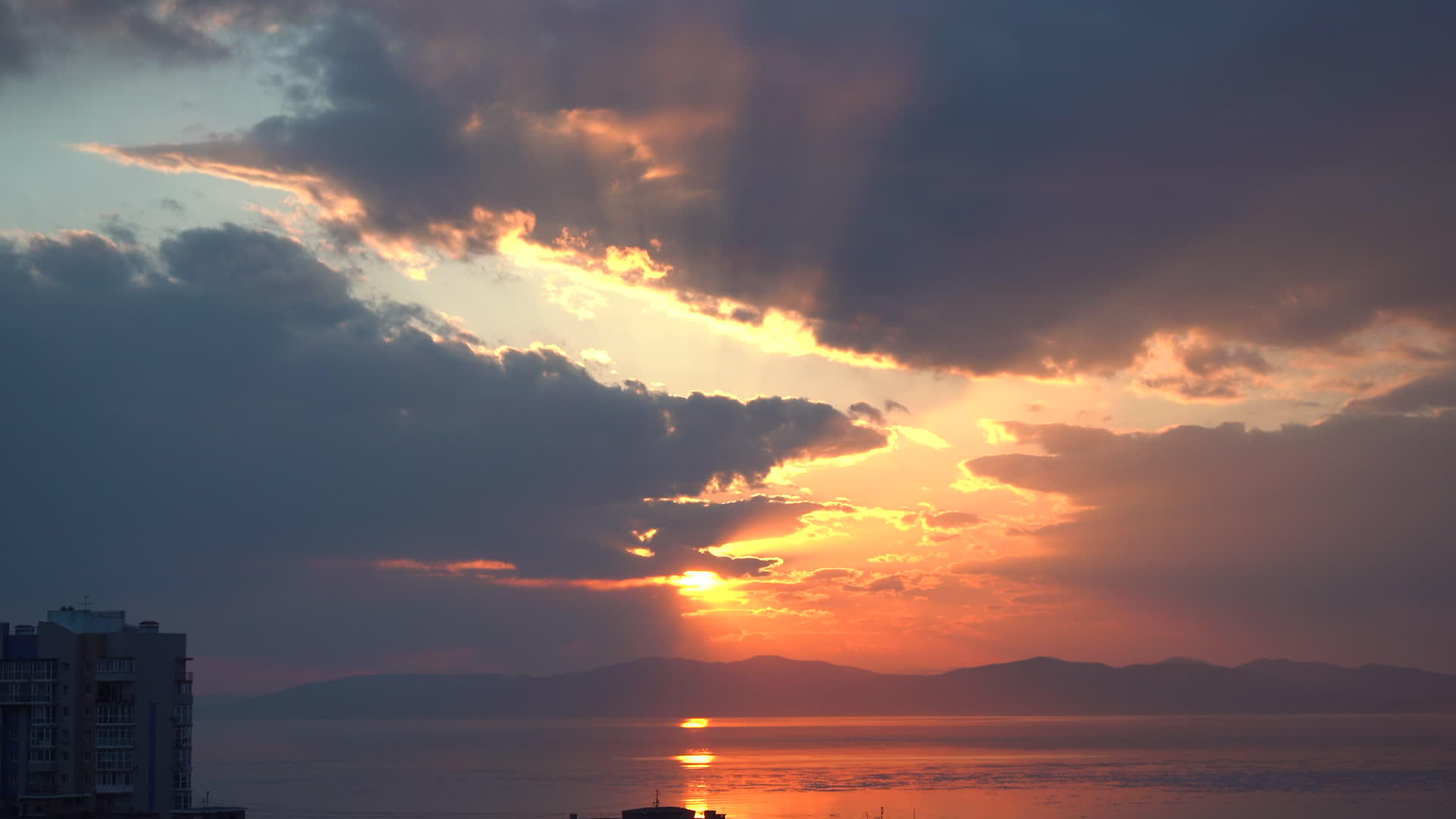 海上明亮的日落视频的预览图