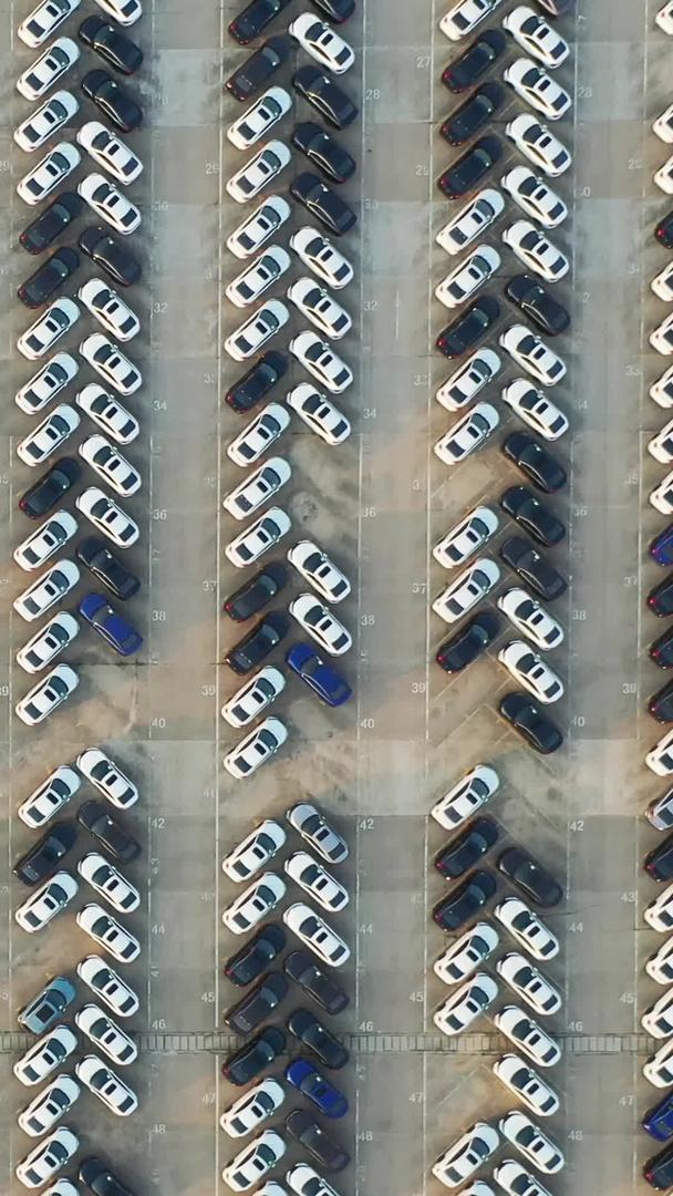 航拍中国制造汽车工业生产库存停放即将出货的新车素材视频的预览图