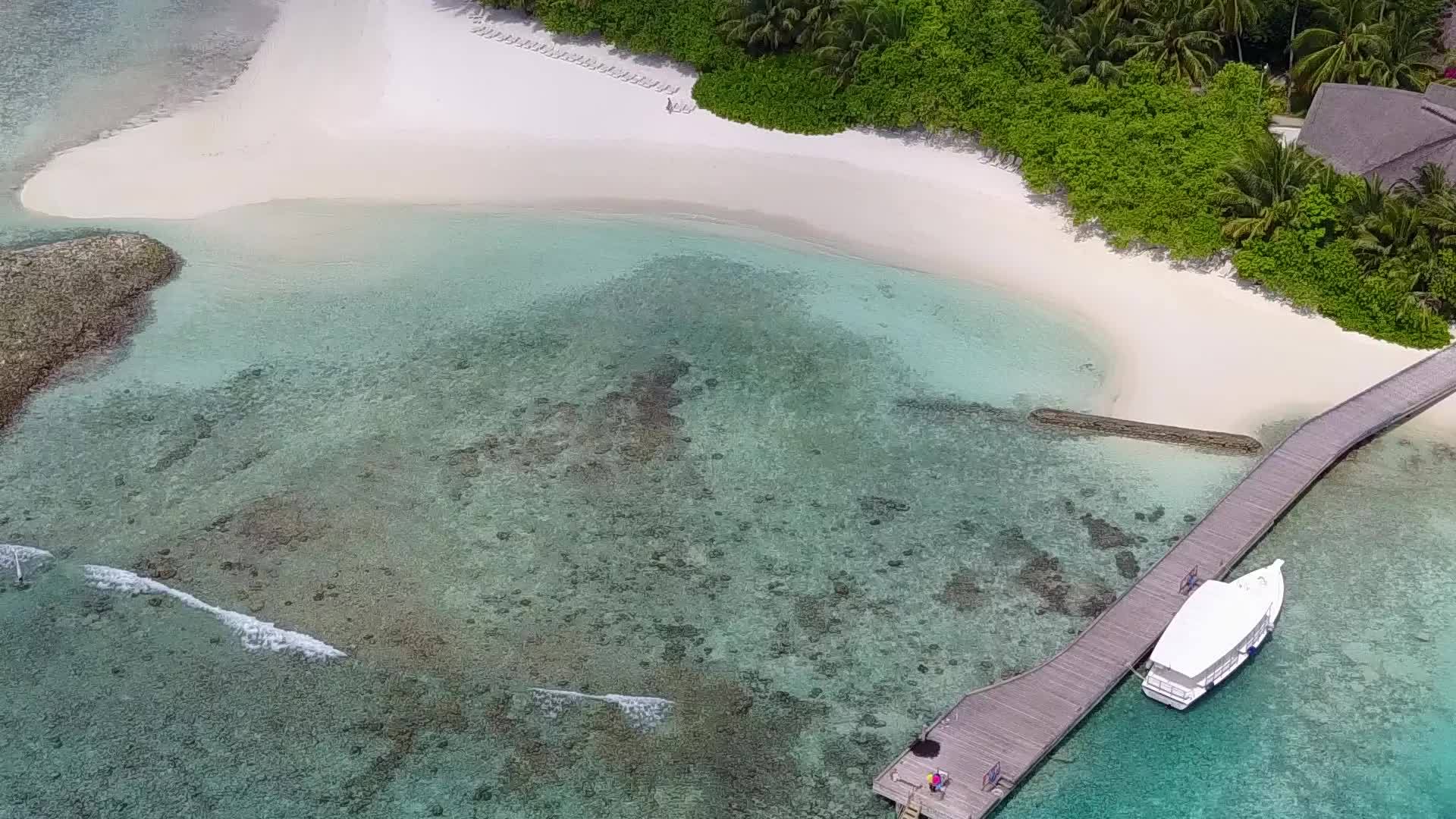 日落前在清沙蓝海美丽的度假海滩旅游视频的预览图