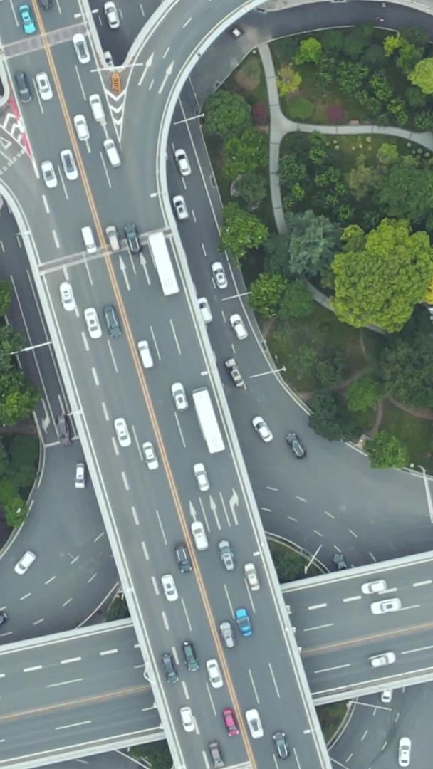延时摄影航拍风景城市繁华商务中心高峰时段交通堵车流量材料视频的预览图