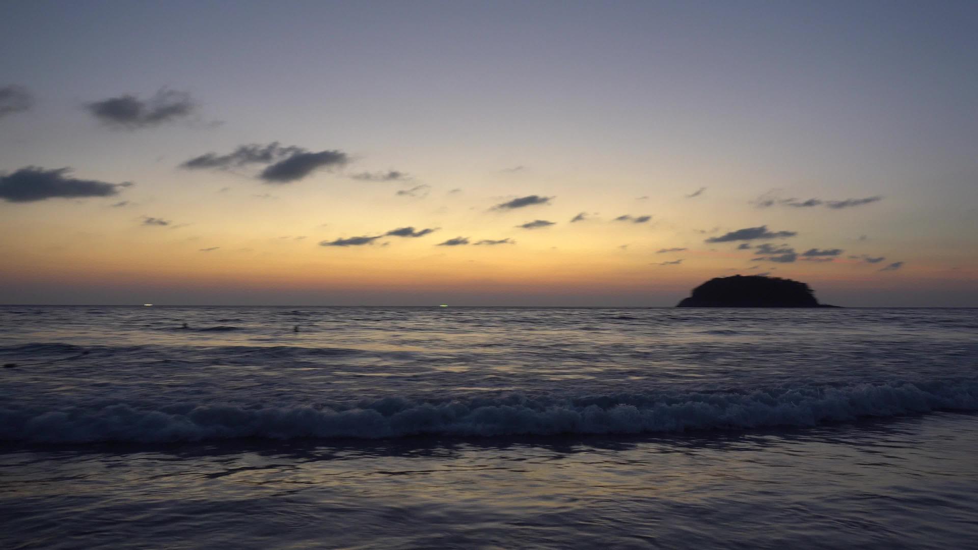 美丽的日落笼罩着海洋和地平线视频的预览图