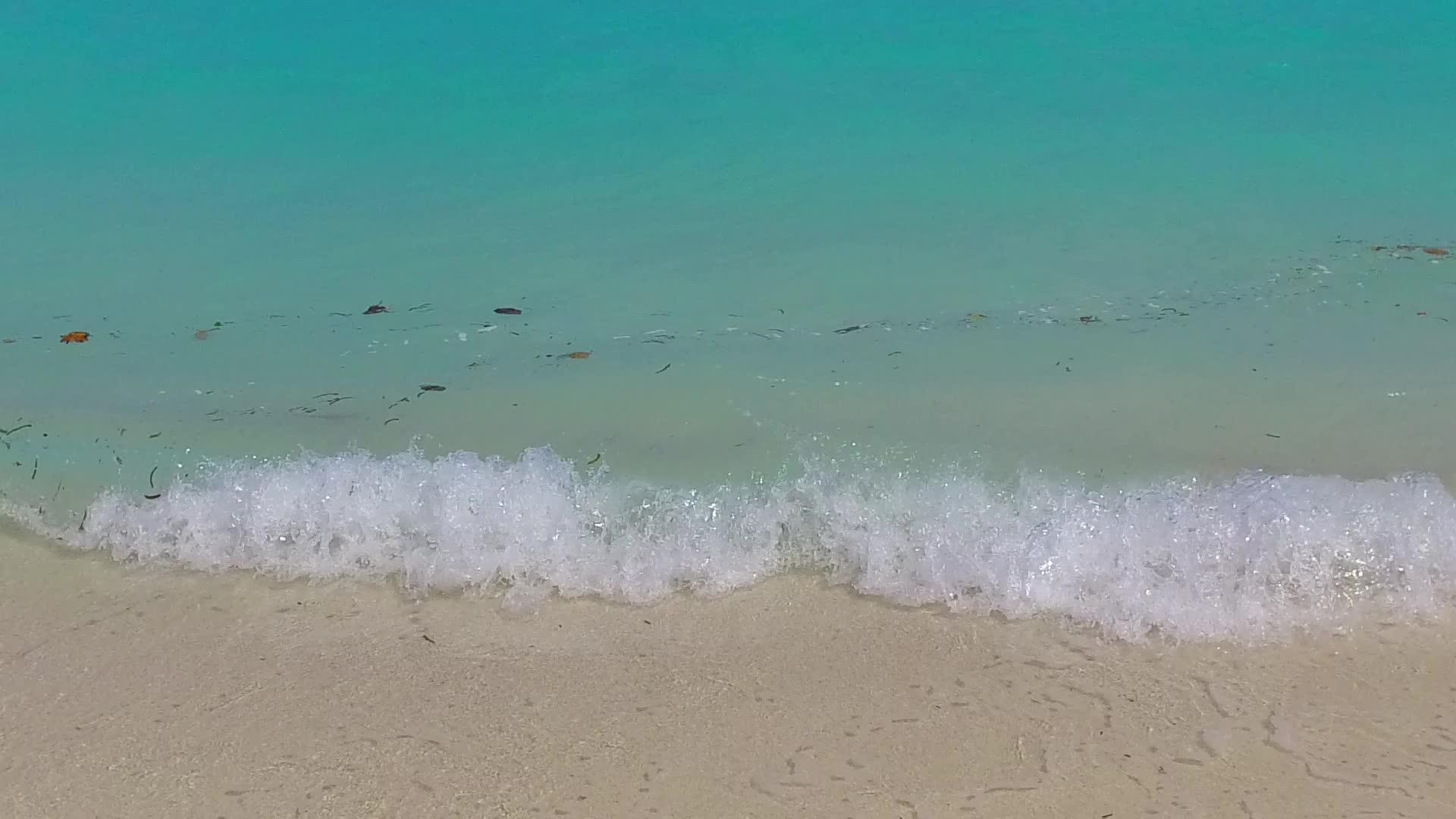 白沙和蓝水打破了海滩视频的预览图