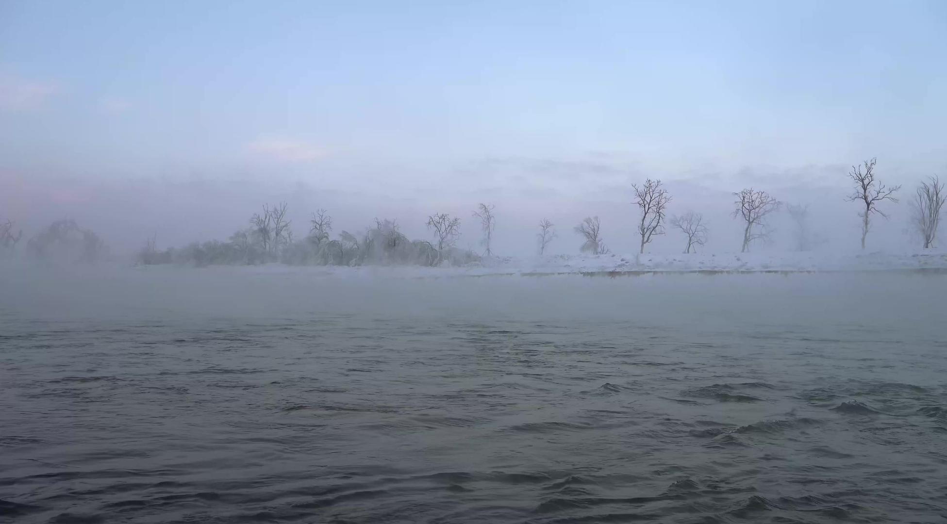 8K清晨雾气笼罩的雾凇岛视频的预览图