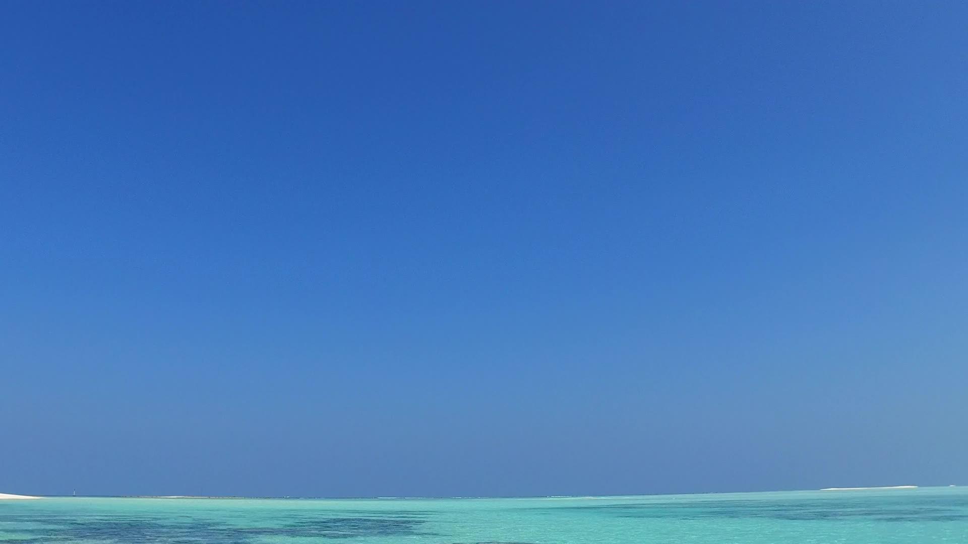 蓝海和白色沙滩视频的预览图