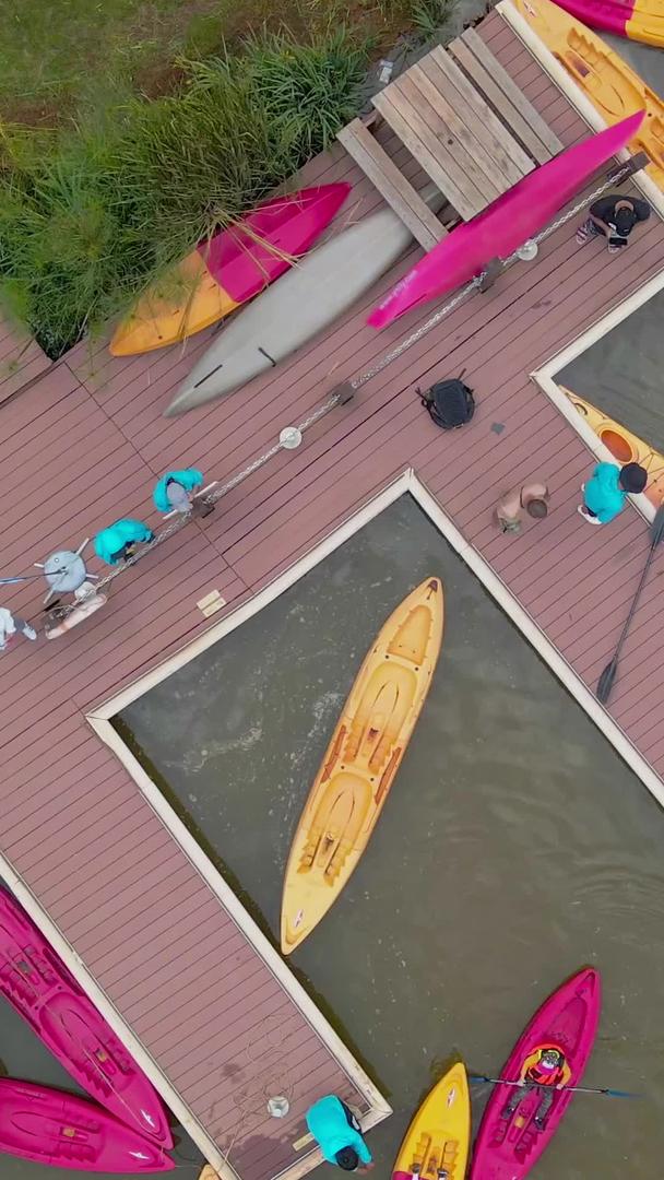 夏天亲子互动玩皮划艇视频的预览图