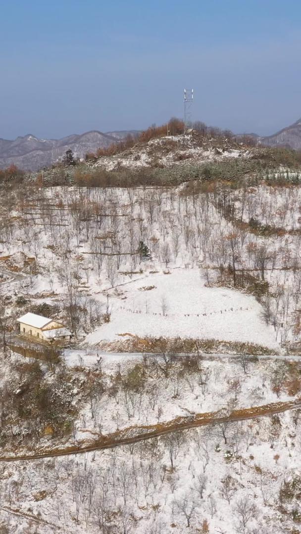 雪景航拍在秦岭山区视频的预览图