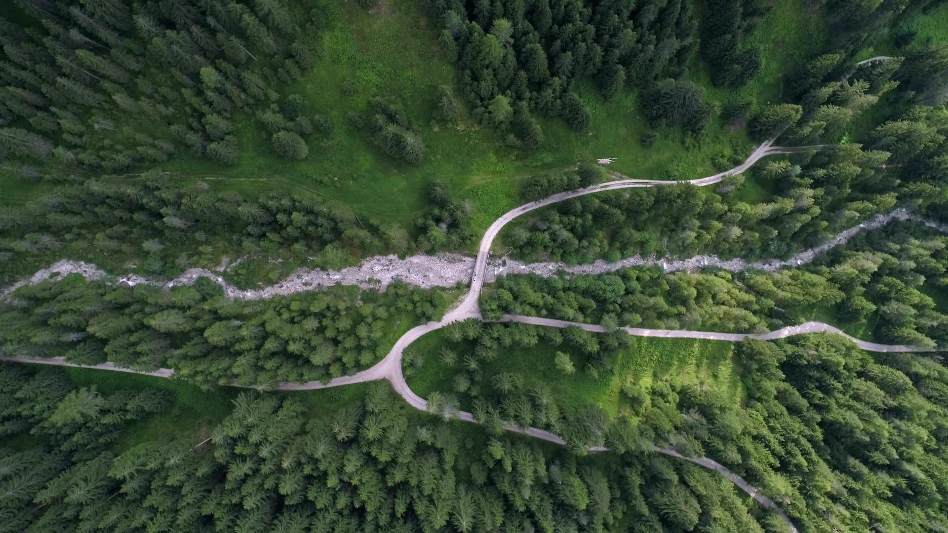 意大利多洛米特阿尔卑斯山上空的无人飞机透视视频的预览图
