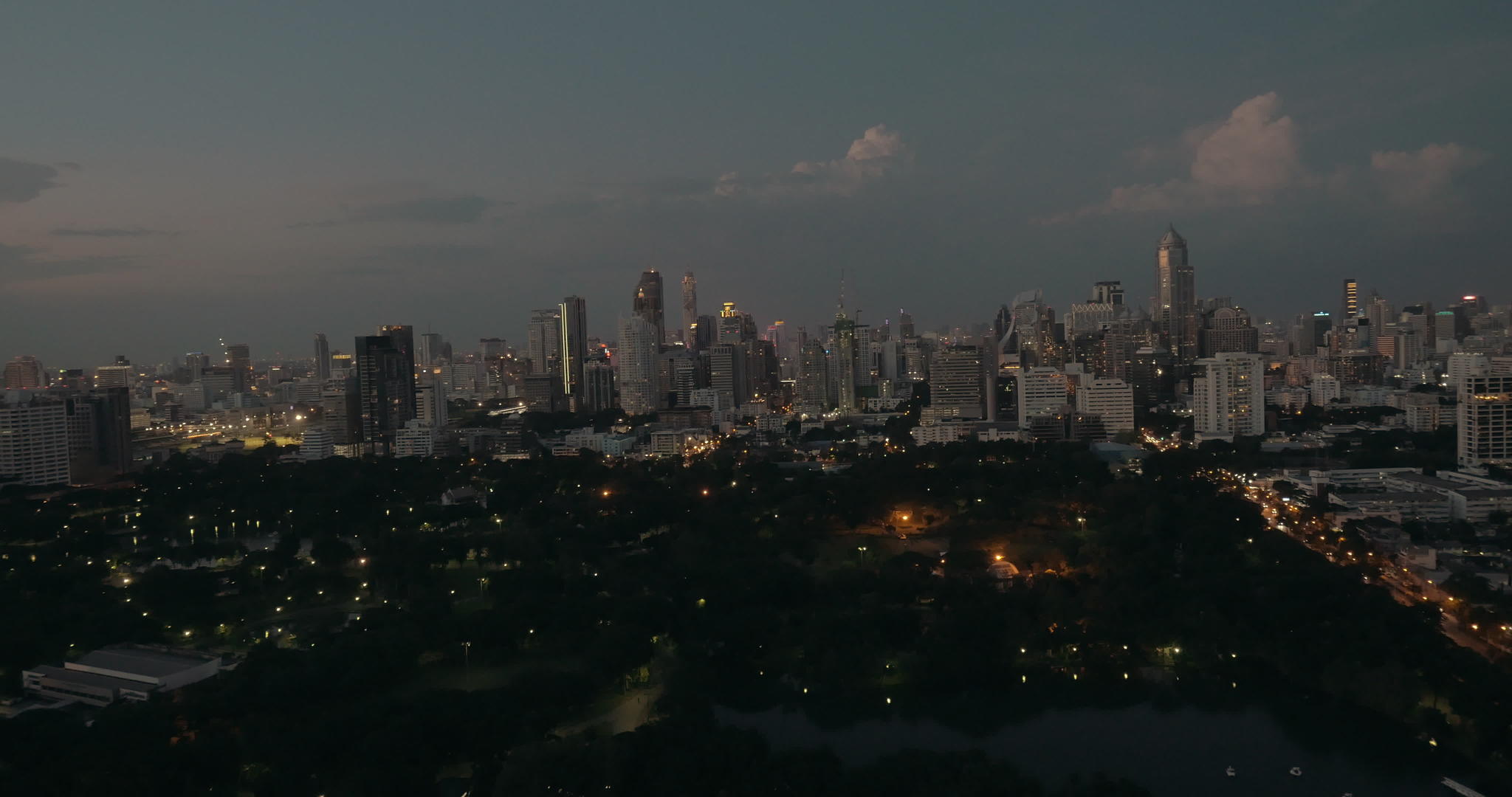 黄昏时的城市风光视频的预览图