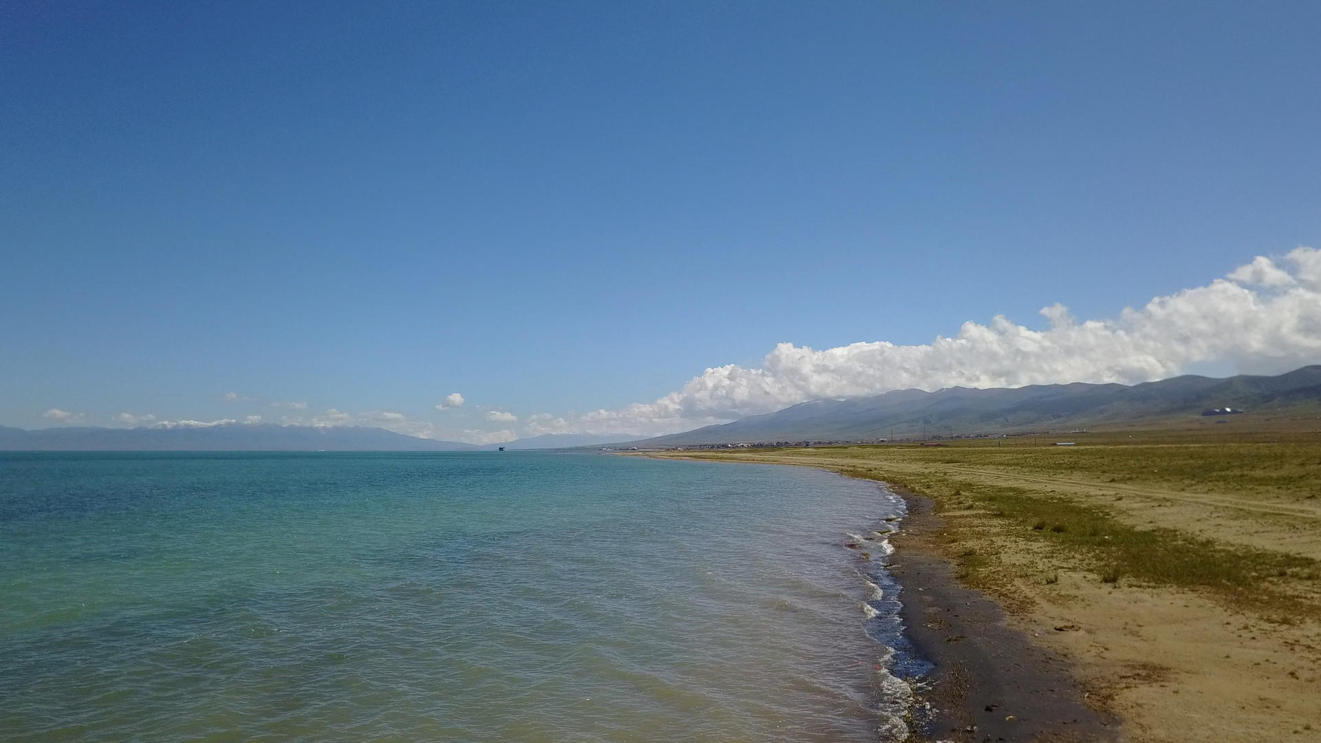 蓝天白云下的青海湖视频的预览图