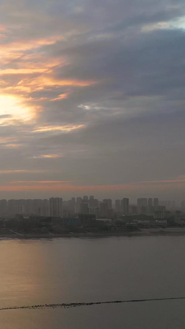 鹦鹉洲长江大桥交通大桥清晨在桥中航拍视频的预览图