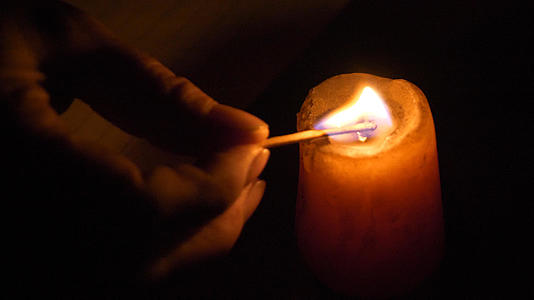 4k实拍漆黑的夜晚火柴点燃蜡烛视频素材视频的预览图