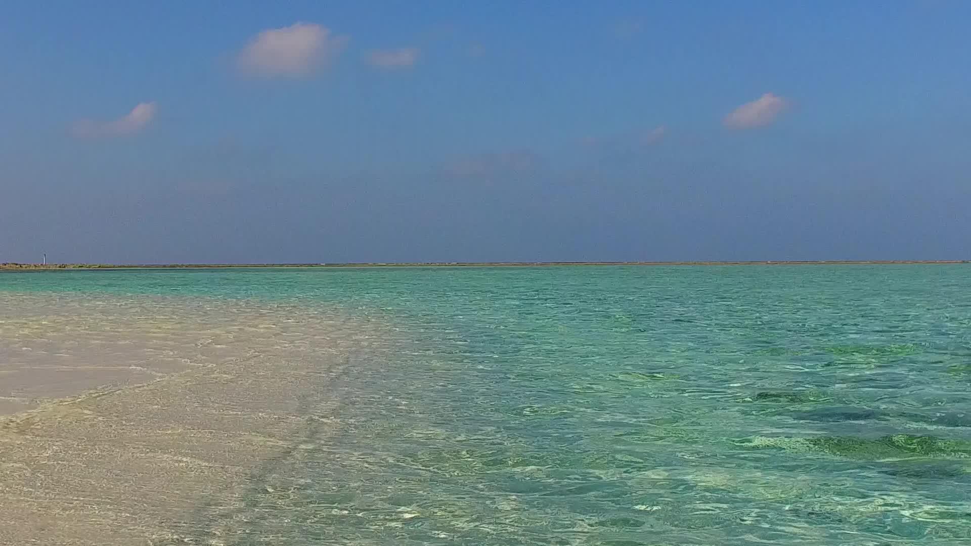 蓝水白沙附近的珊瑚礁视频的预览图
