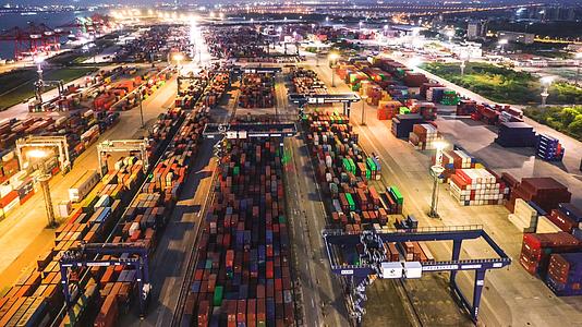 物流码头港口集装箱8K航拍夜景延时摄影视频的预览图