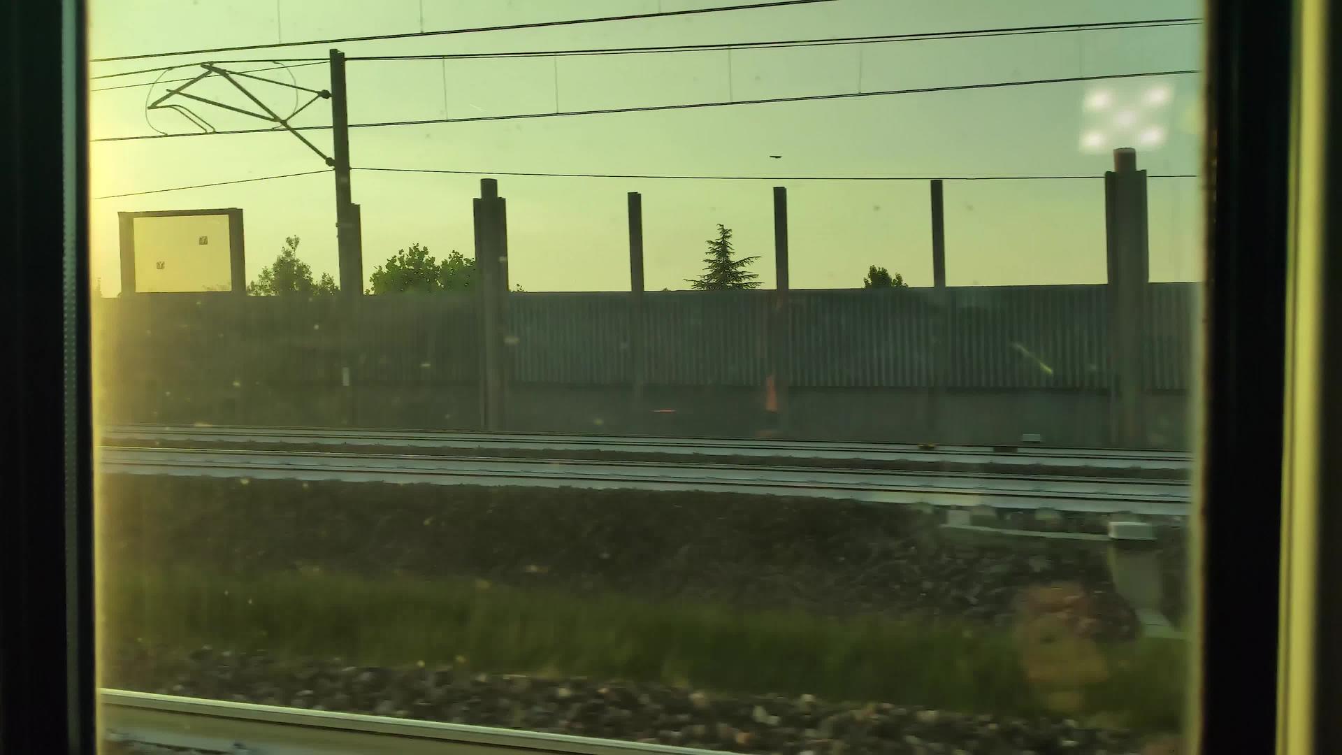 火车窗上的全光视频的预览图