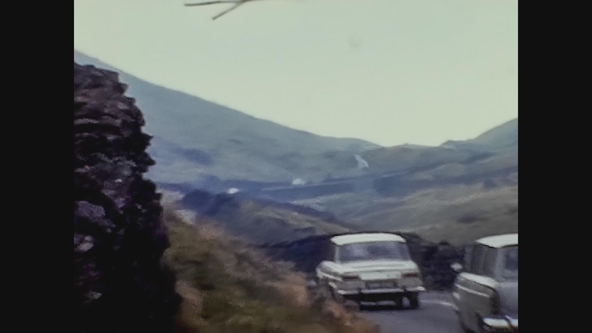 1968年联合王国英国山丘全景街道上有汽车视频的预览图