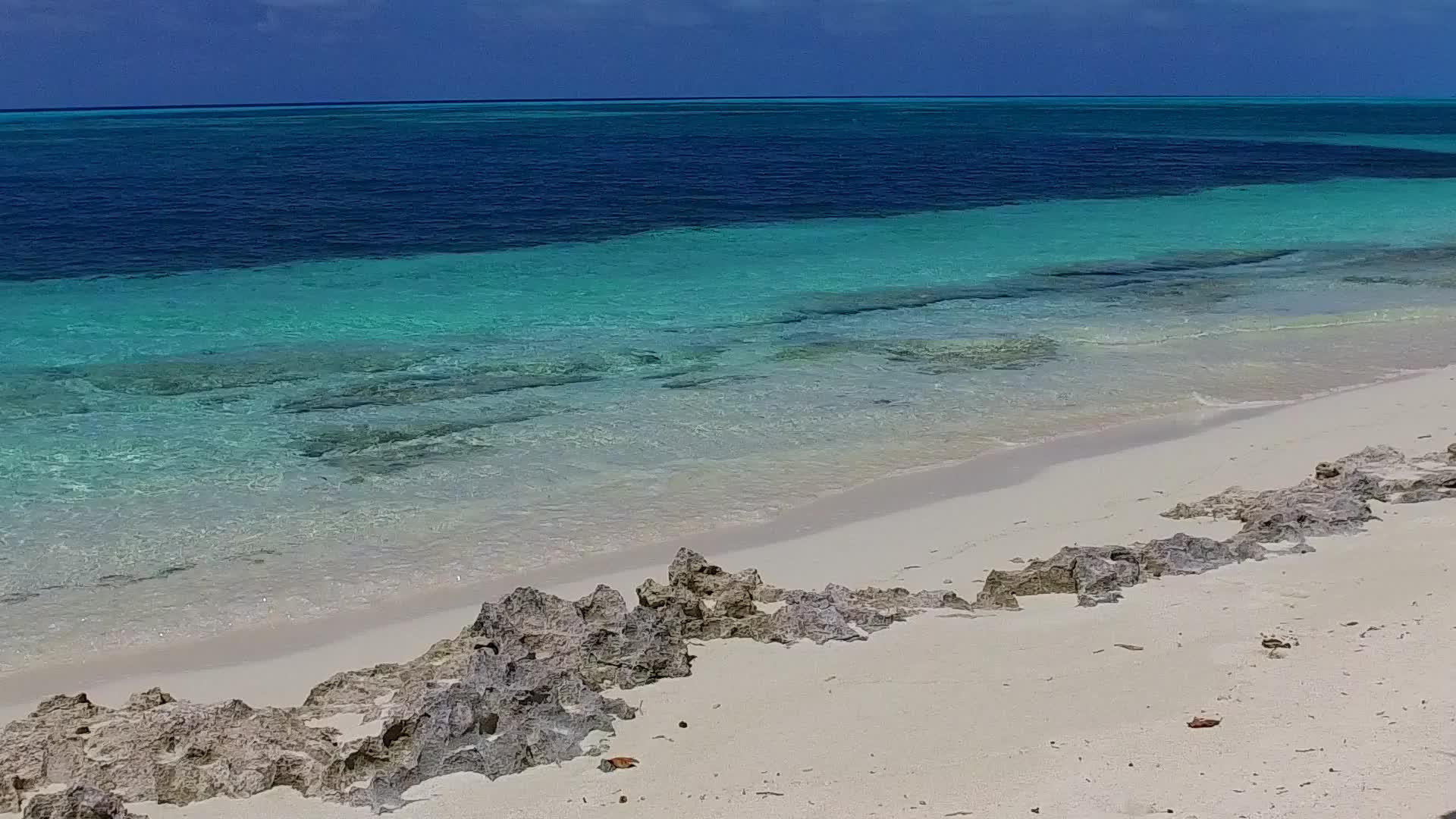 白色沙滩视频的预览图