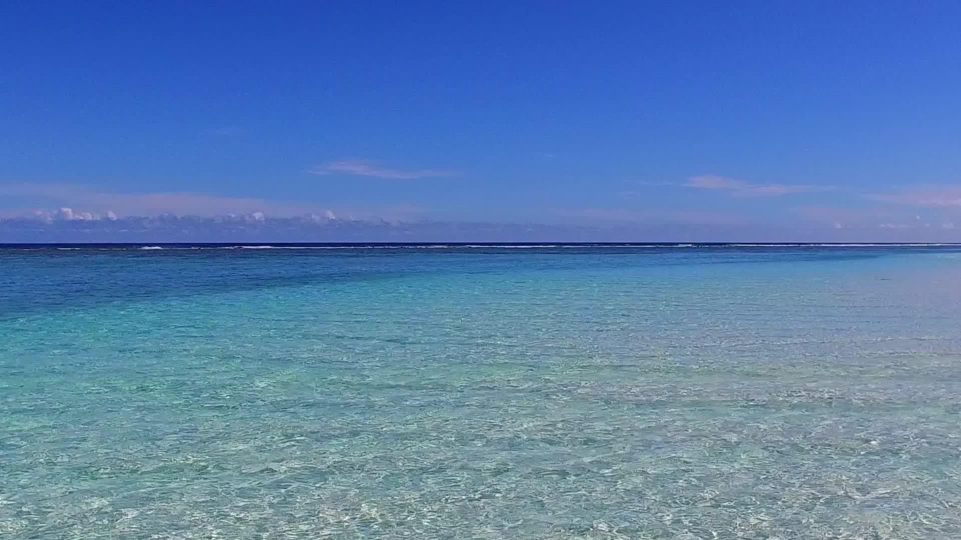 透明的海洋和沙洲视频的预览图