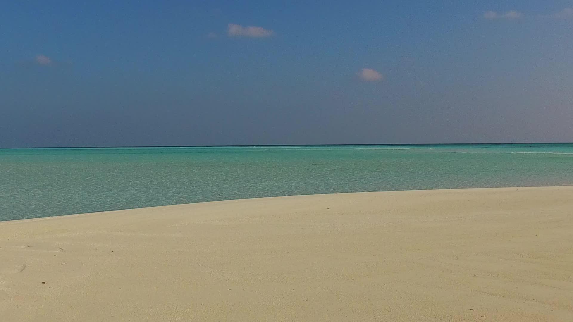 美丽的白色沙滩度假胜地视频的预览图