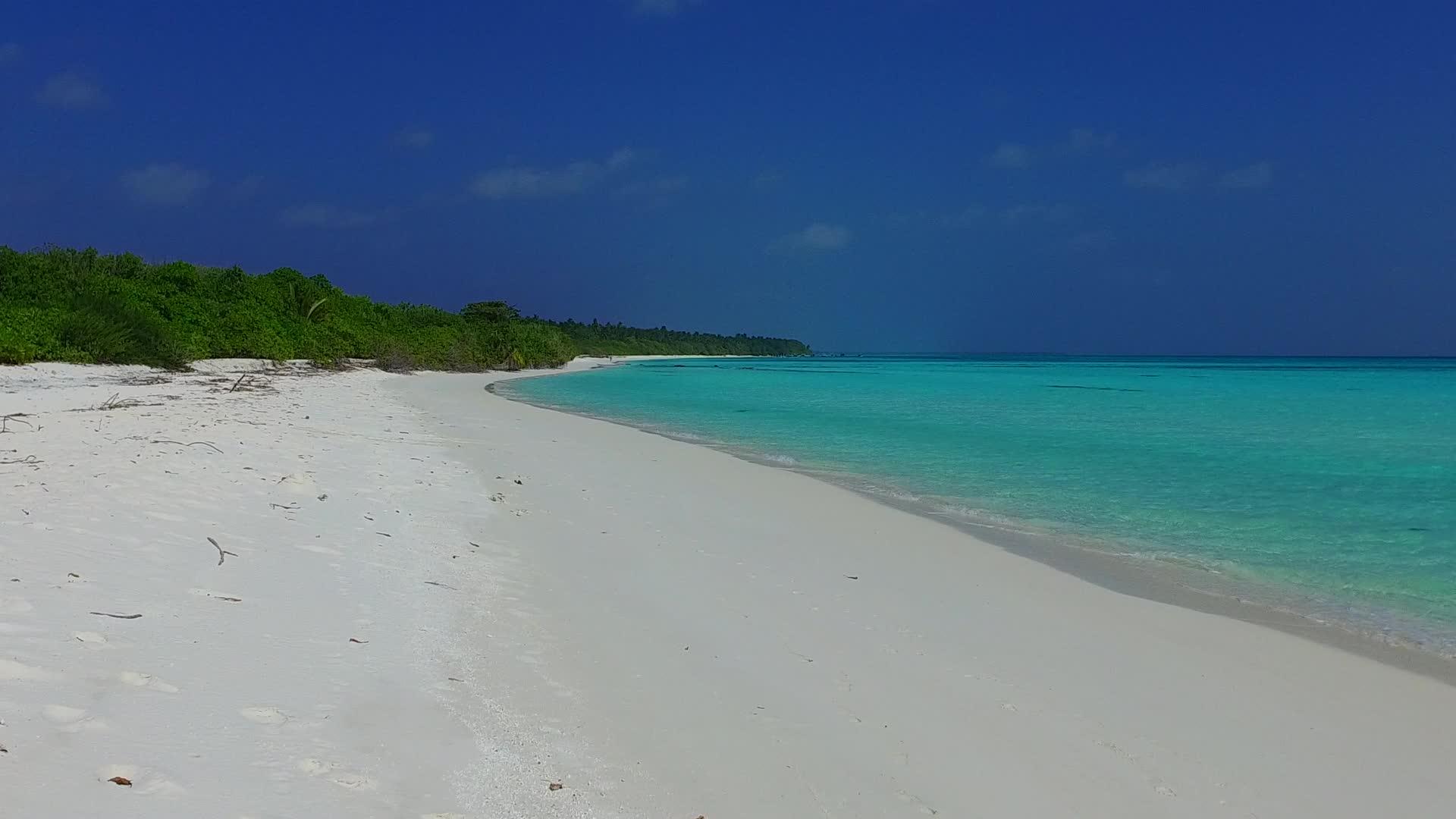 美丽的白色沙滩度假胜地视频的预览图