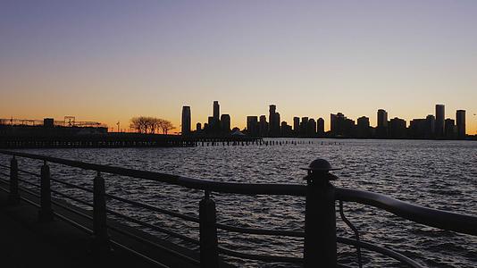 环球城天线在日落时视频的预览图