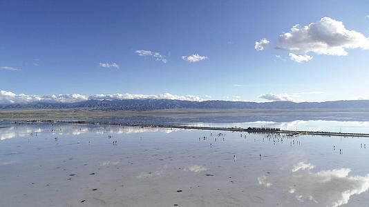 蓝天白云下的茶卡盐湖视频的预览图