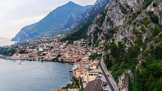 航拍欧洲意大利科莫湖畔旅游小镇实拍视频视频的预览图