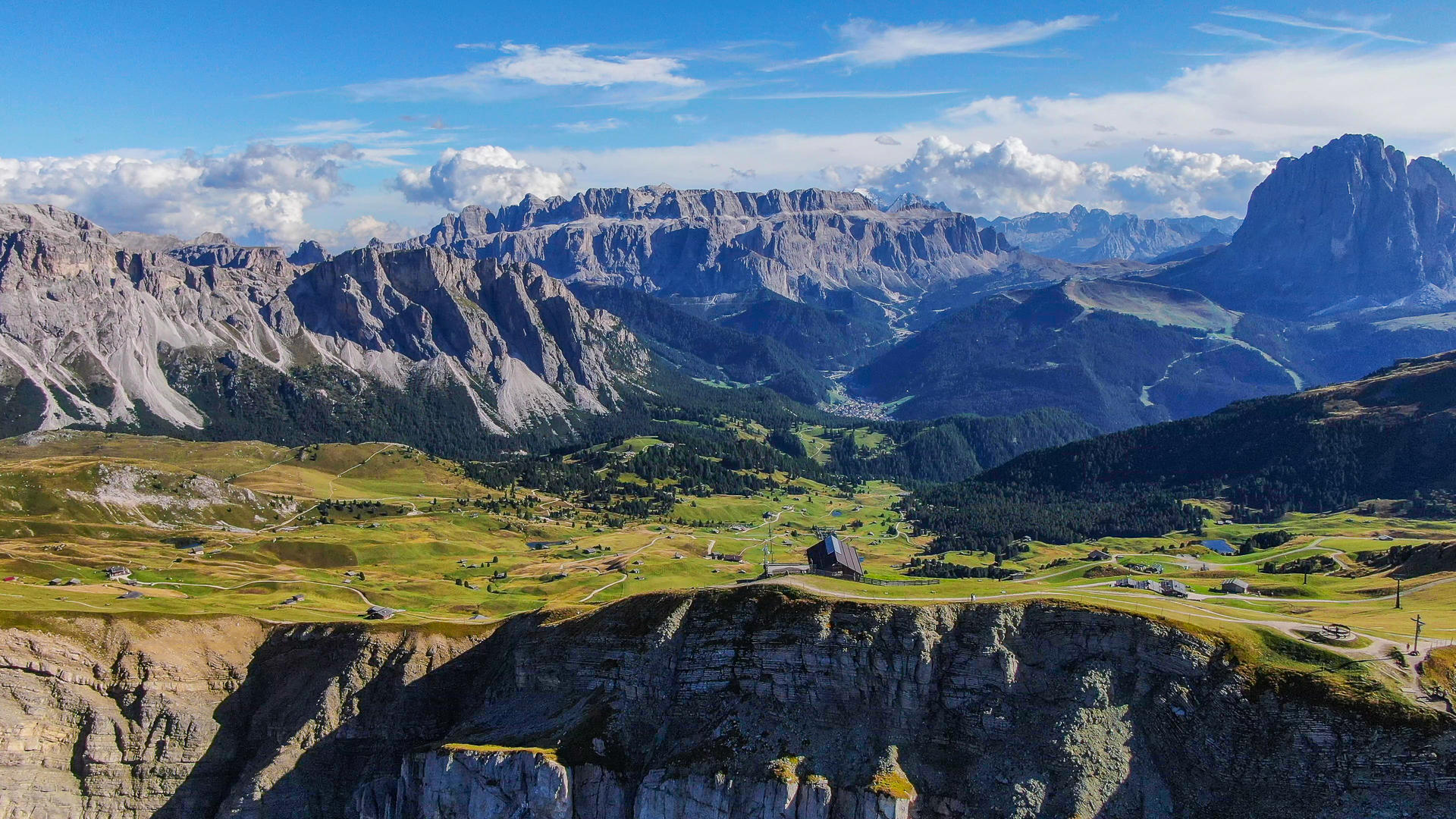 无人机航拍欧洲自然风光阿尔卑斯山视频的预览图
