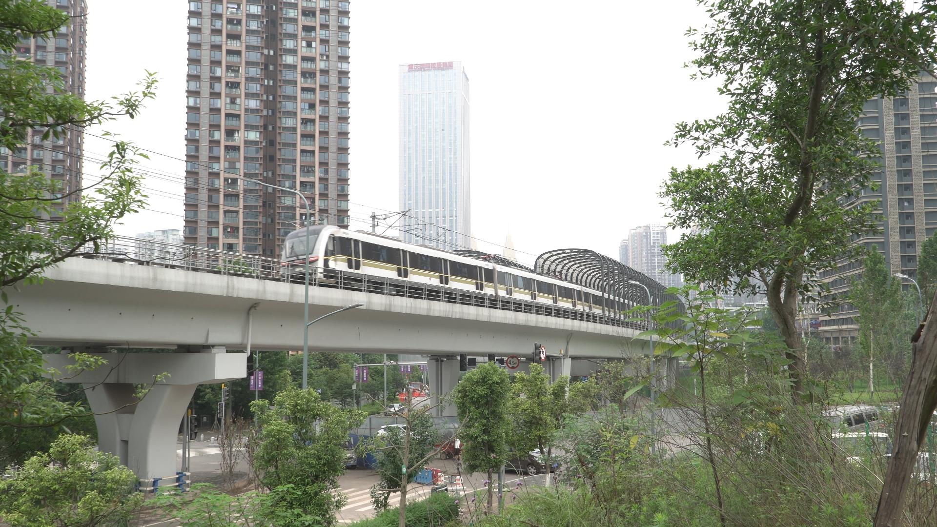 重庆轻轨进站出站视频的预览图