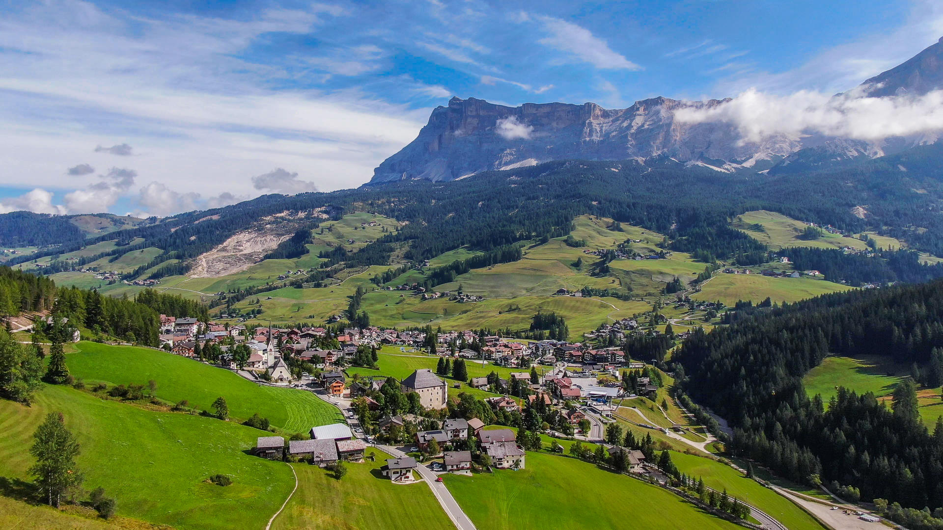 航拍意大利阿尔卑斯山区乡村田园自然风光视频的预览图