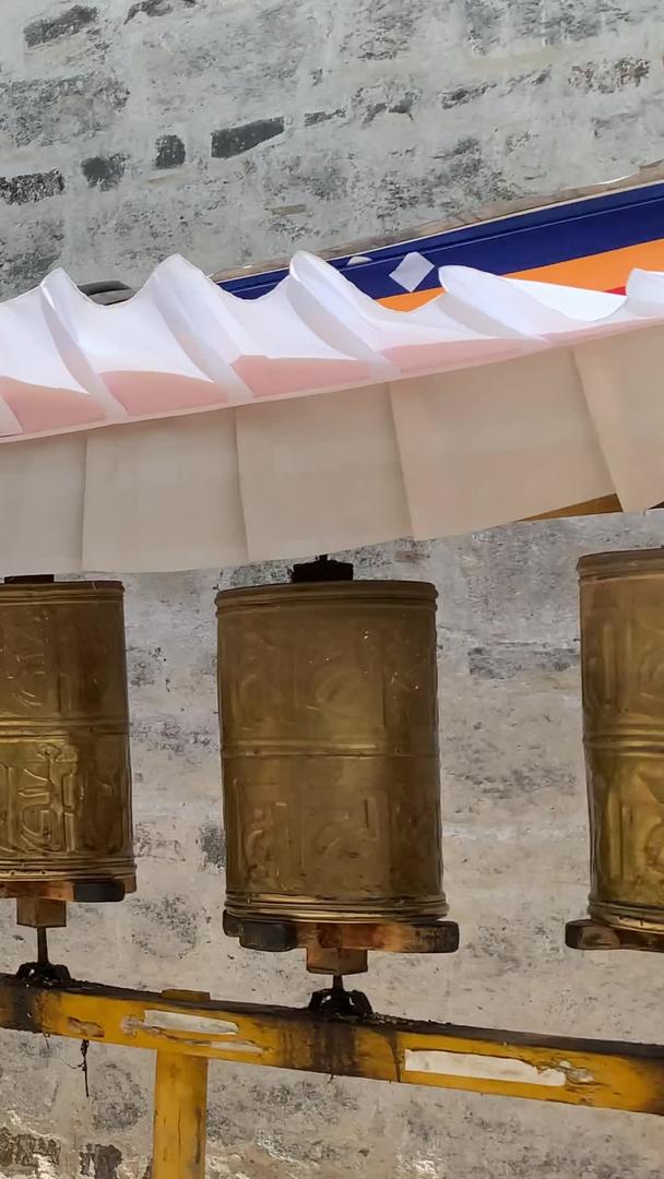 日喀则扎什伦布寺僧侣转经视频视频的预览图