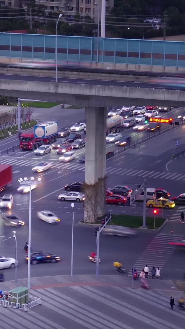 城市交通交通流量晚高峰视频的预览图
