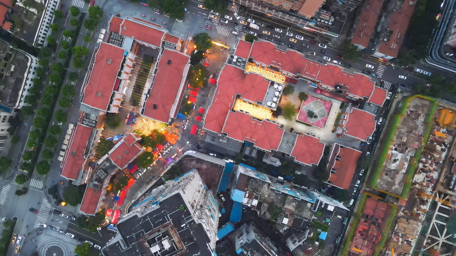 航拍风光城市俯拍武汉地标吉庆街餐饮美食街夜景素材视频的预览图