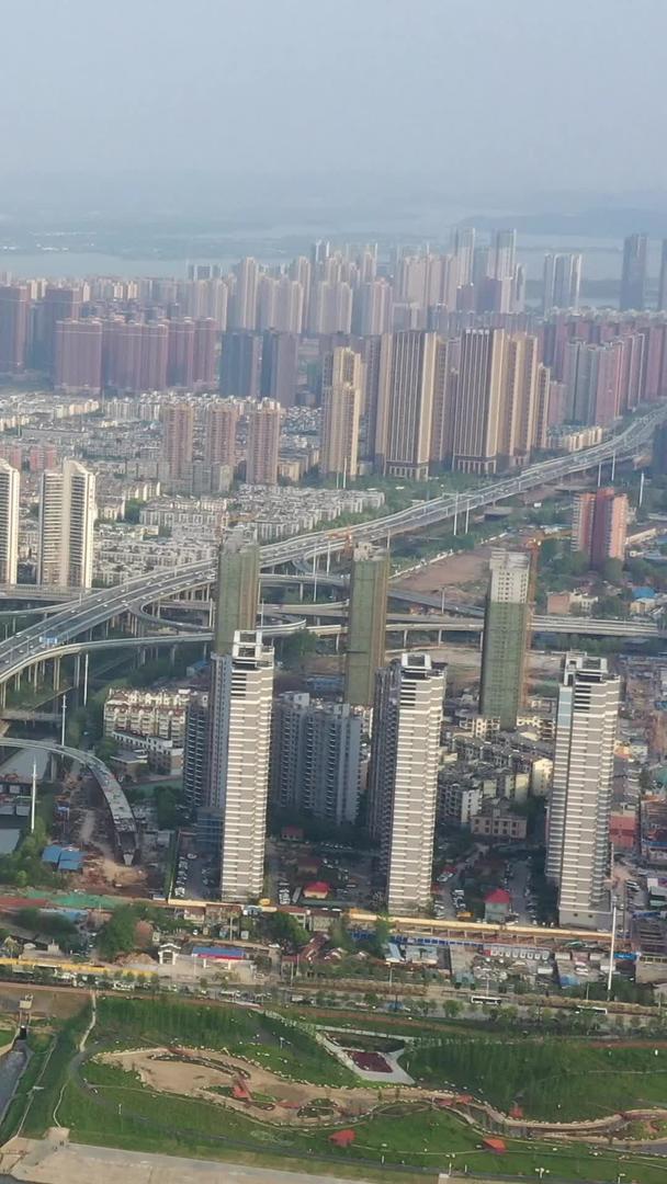 武汉二七长江大桥和长江边的住宅航拍视频的预览图