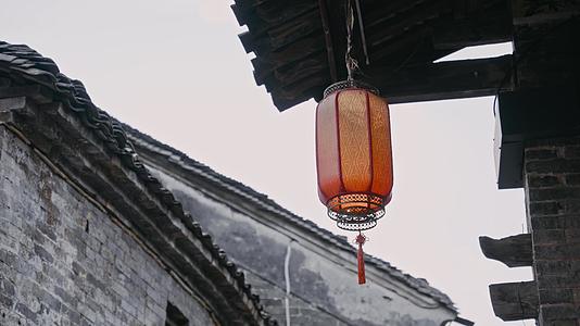 古城屋檐上的红灯笼视频的预览图
