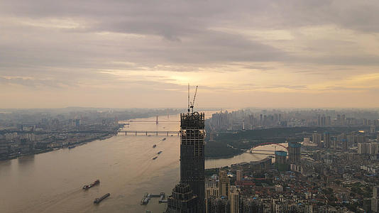 航拍风光城市夕阳晚霞天空城市天际线长江江景素材视频的预览图
