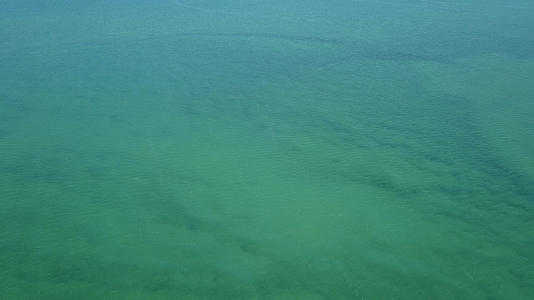 青海湖湿地俯拍湖水视频的预览图