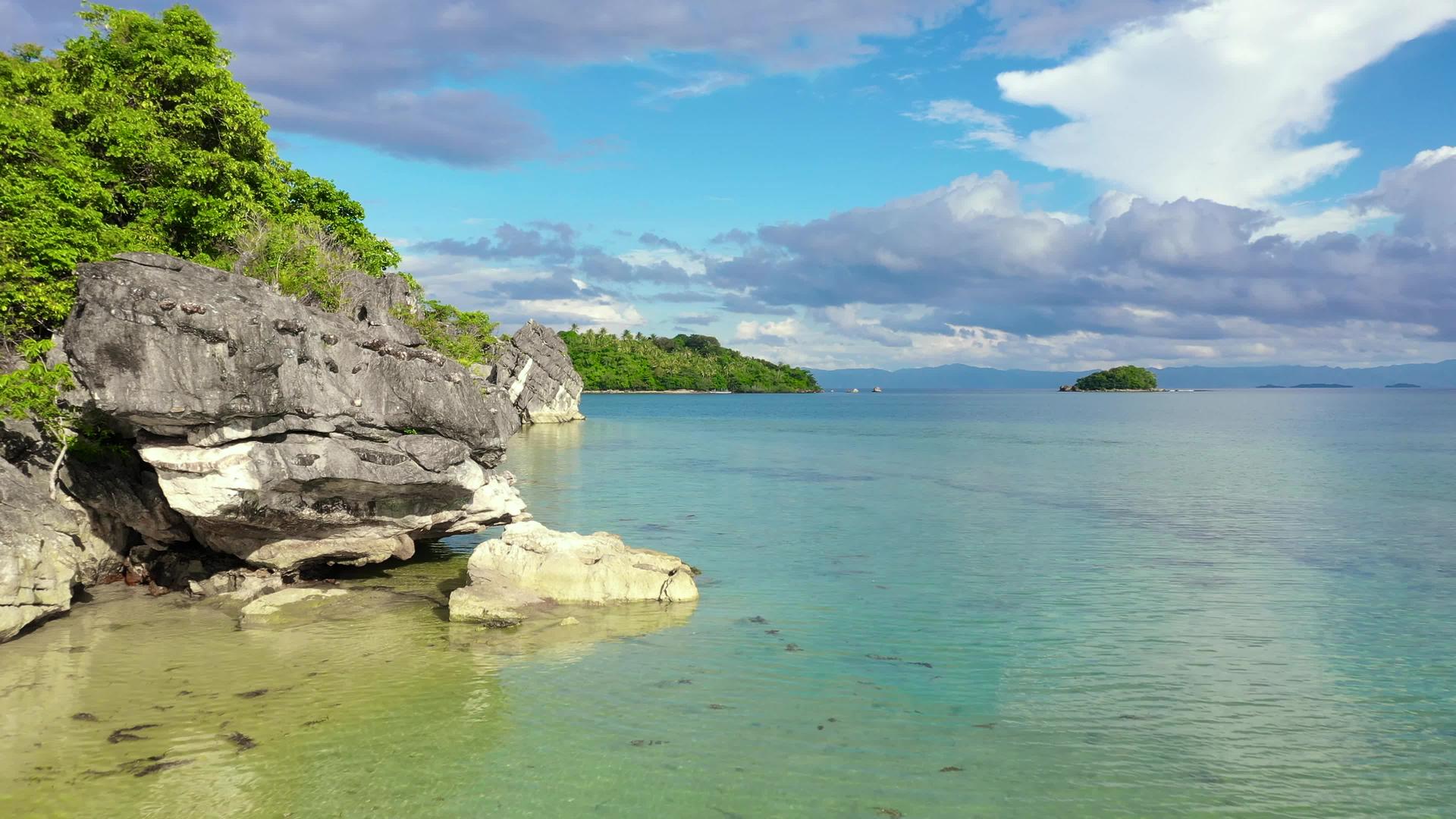 有白色的海滩和石灰岩悬崖视频的预览图