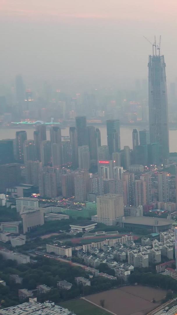 武汉长江边航拍的住宅楼和城市风光视频的预览图