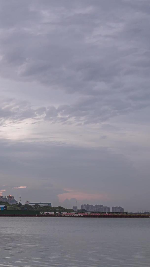 日落延迟的苏州东方之门视频的预览图
