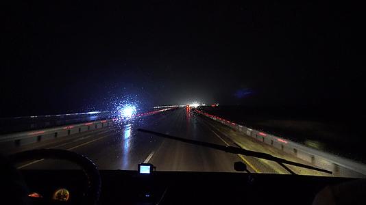 从高速公路上的公向外看视频的预览图