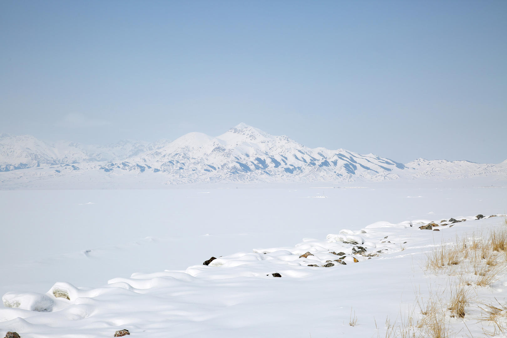 冬日新疆5A景区赛里木湖雪景视频的预览图