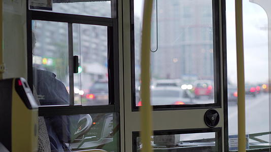 女司机和公路交通的公共汽车小屋视频的预览图