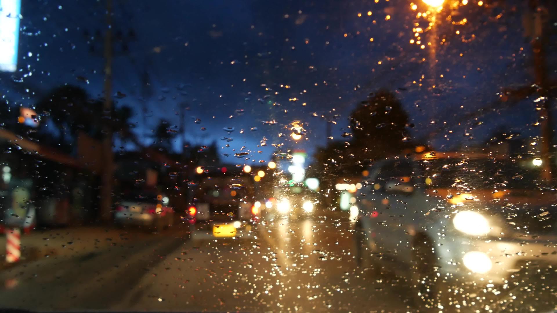 在雨季 泰国双车在夜间沿着街道行驶视频的预览图