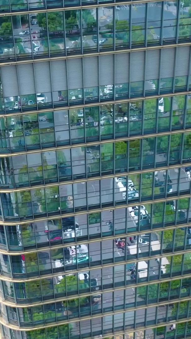 城市绿色停车场航拍视频的预览图