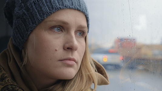 在雨天乘公共汽车旅行的沮丧和悲伤的女人视频的预览图