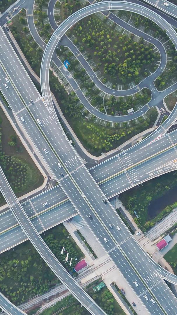 延时摄影航拍风景城市错综复杂的城市交通高架桥梁交通流量材料视频的预览图