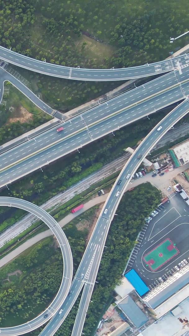 延时摄影航拍风景城市错综复杂的城市交通高架桥梁交通流量材料视频的预览图