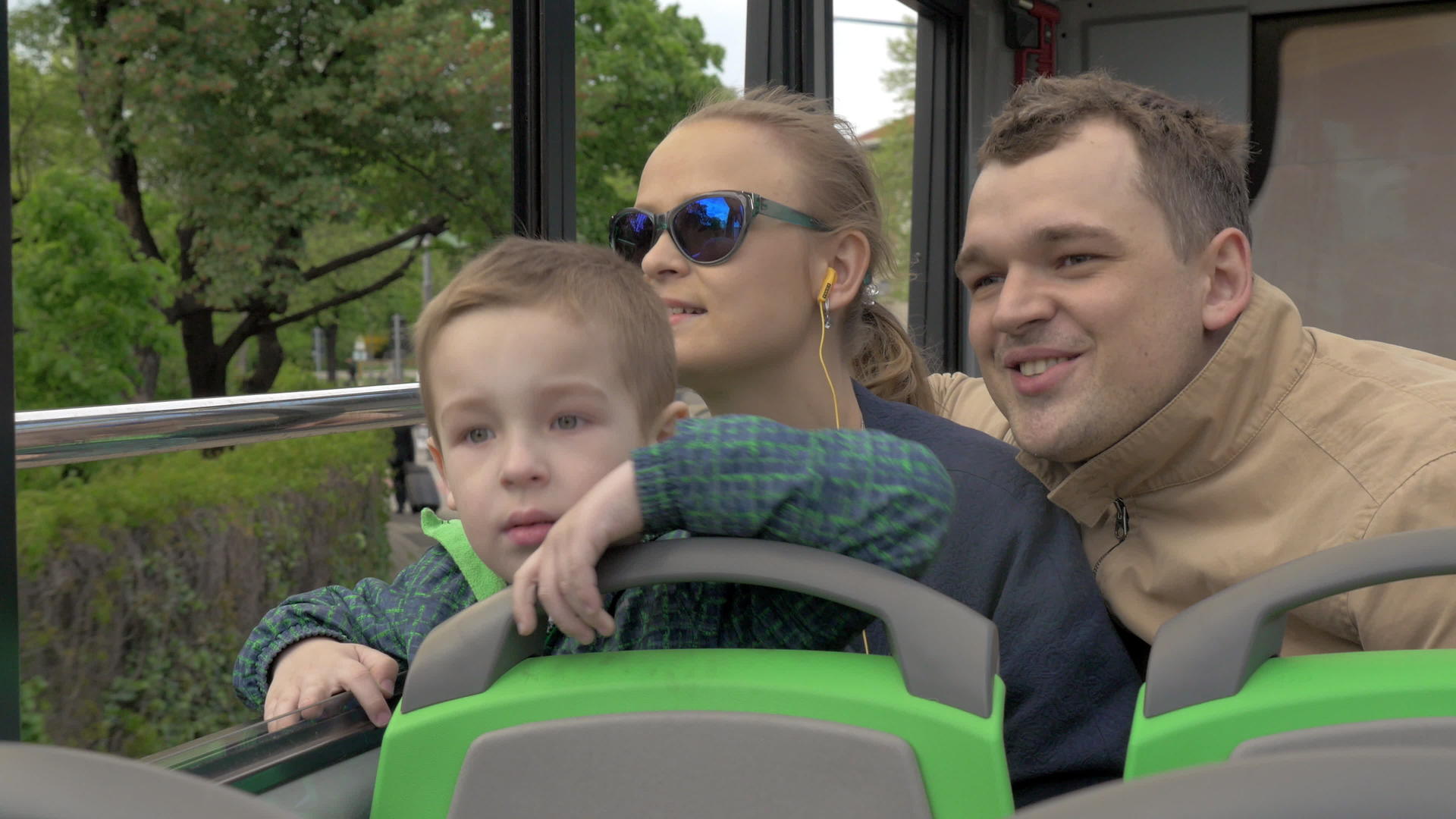 一个温暖的家庭乘坐双层巴士视频的预览图